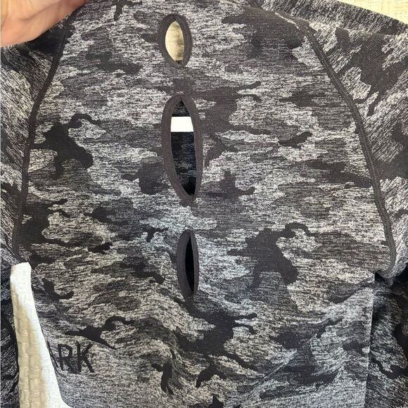 Adapt Seamless Camp Crop✨ - Picture 7 of 11